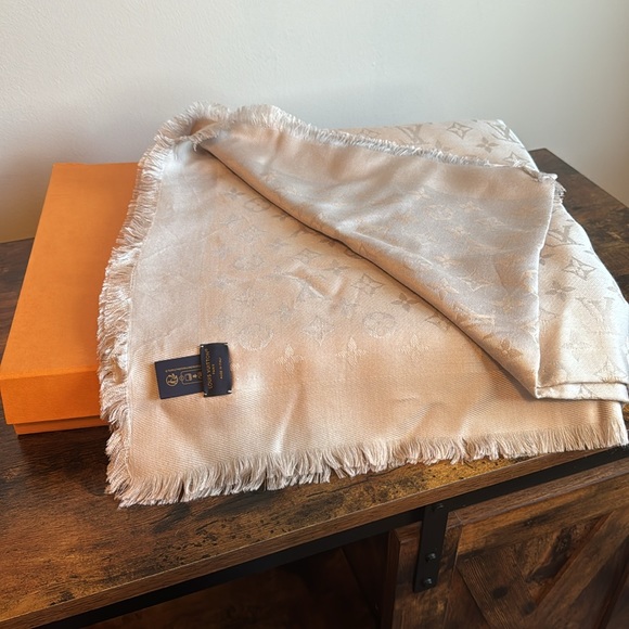 Louis Vuitton Monogram Classic Shawl in pearl grey - Picture 2 of 3